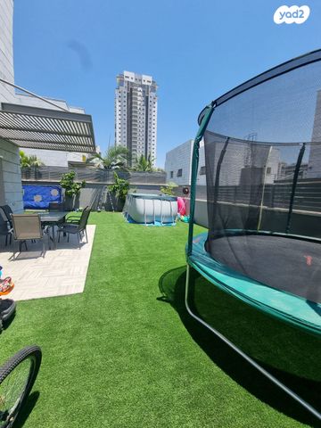 דו משפחתי, הנרייטה סאלד, כרמי גת, קרית גת