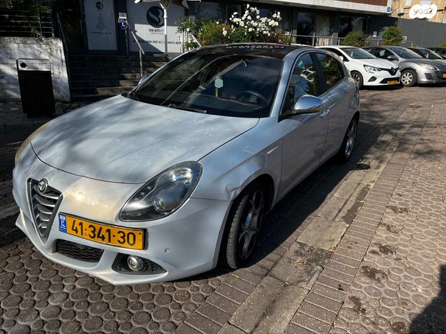 מודעת רכב אלפא רומיאו ג'ולייטה