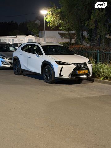 מודעת רכב לקסוס UX