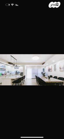 דירת גן, שדרות איינשטיין 4, יסודות, בני ברק