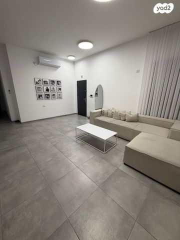 דירת גן, עזר ויצמן 1, השכונה המערבית, מגדל העמק