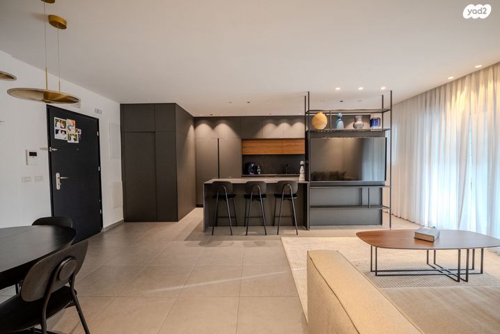 שולמית אלוני 13