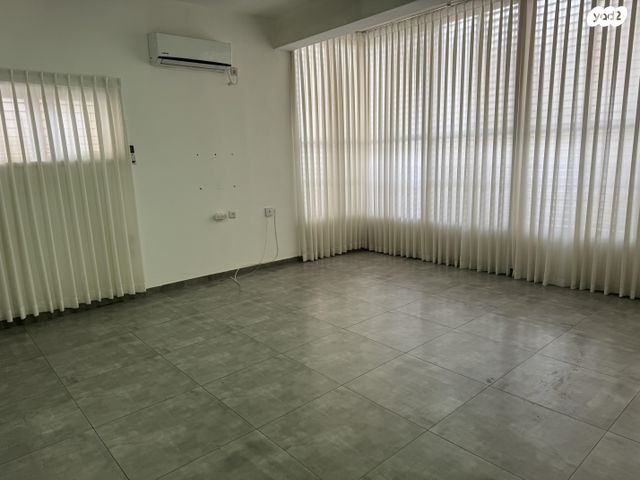 שדרות ירושלים 18