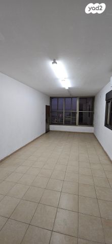 כיכר ז'בוטינסקי 7