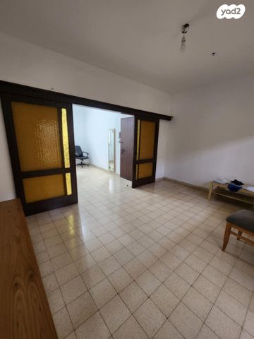 שדרות ג'יימס דה רוטשילד 12