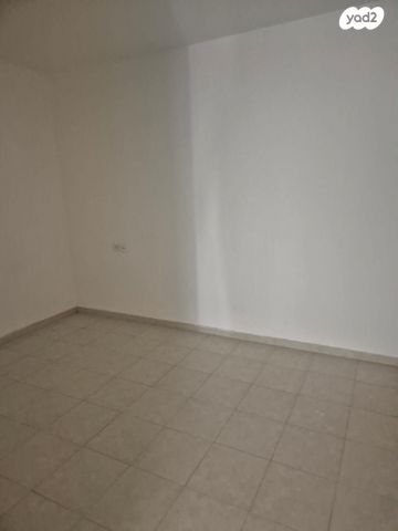 דירה, האלה 12, בני עי''ש, בני עי"ש