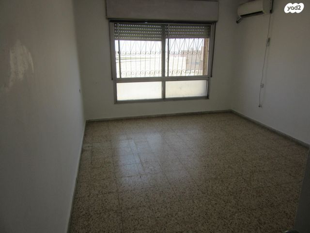 השישה עשר 39