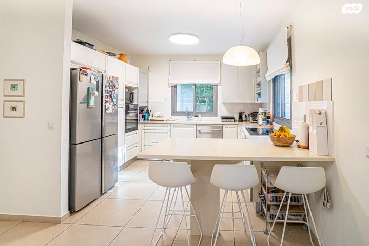 דירת גן, הזמר העברי, כפר סבא