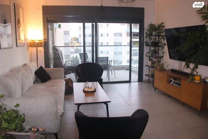 דירה, יעקב תמרי, חצרות המושבה, רחובות