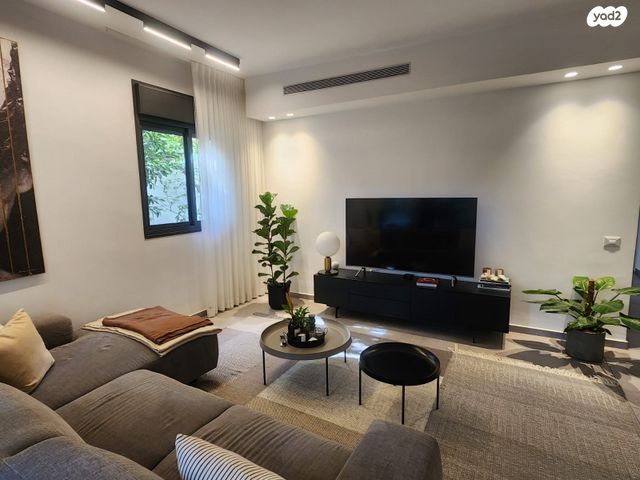 דירת גן, אלון, רמת השרון