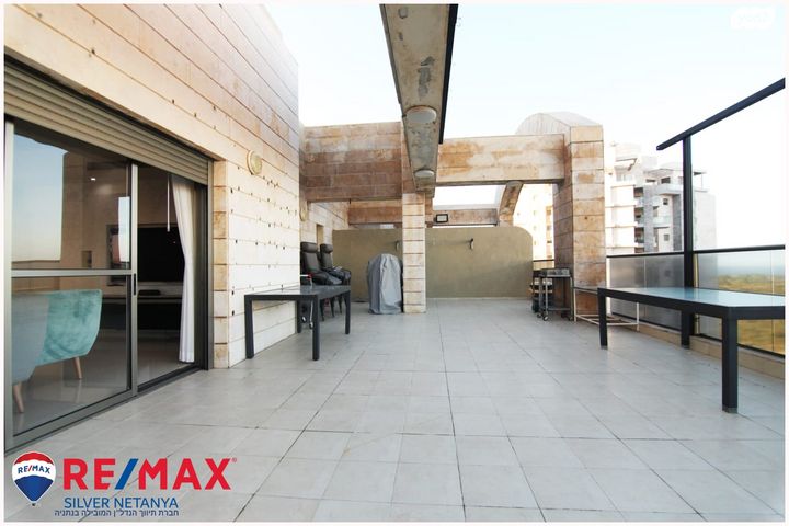 גג/ פנטהאוז, חדרה