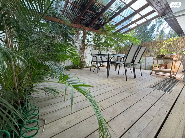 דו משפחתי, א.ד. גורדון, הרצליה הצעירה, הרצליה