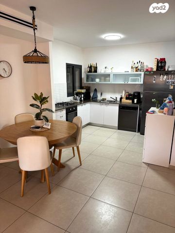 דירה, יעקב תמרי, חצרות המושבה, רחובות