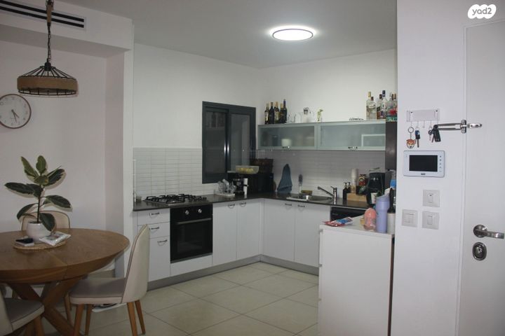 דירה, יעקב תמרי, חצרות המושבה, רחובות