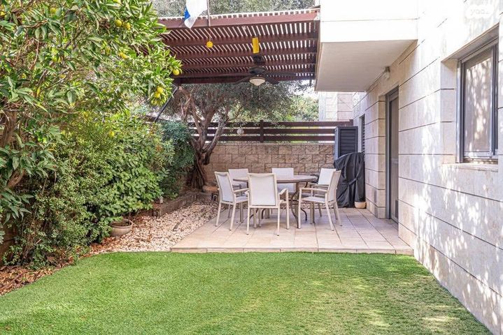 דירת גן, הזמר העברי, כפר סבא