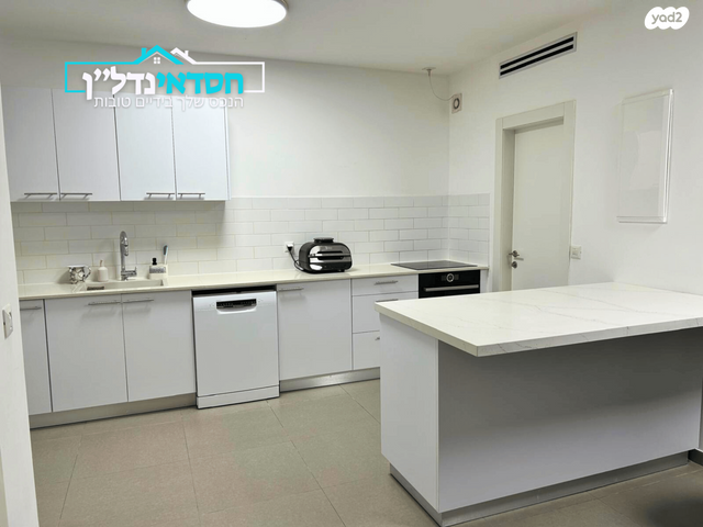 דירה, עוזי חיטמן, נאות שמיר, יבנה