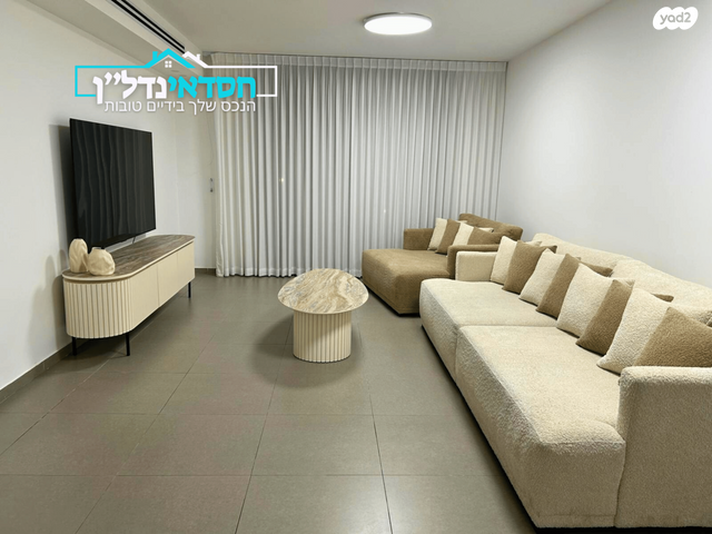 דירה, עוזי חיטמן, נאות שמיר, יבנה