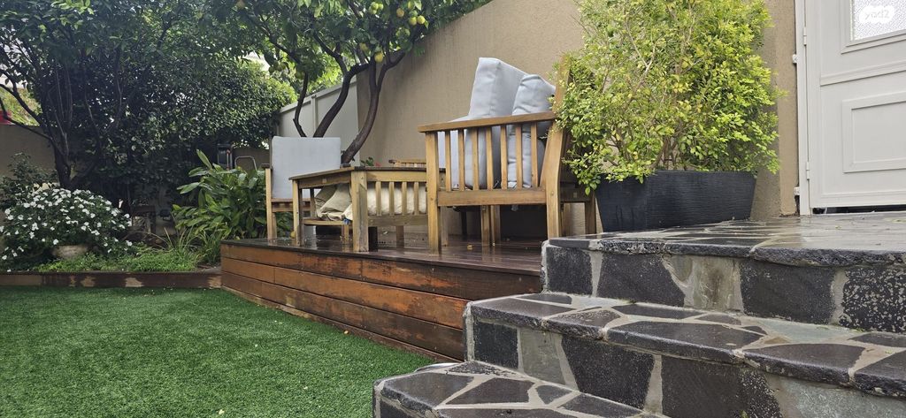 דו משפחתי, צור יגאל, כוכב יאיר / צור יגאל