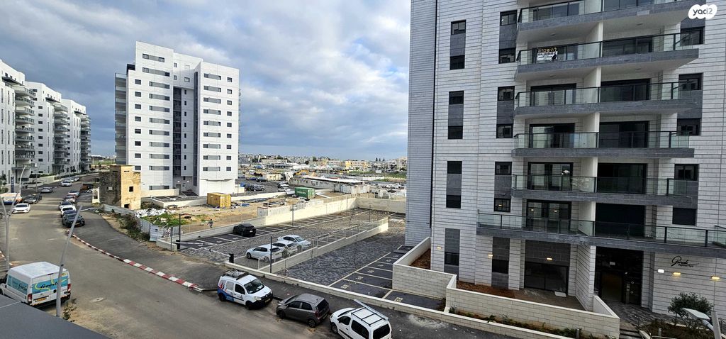 דירה, הרב מרדכי אליהו, כרמי הנדיב, אחוזת רוטנר, קרית מלאכי