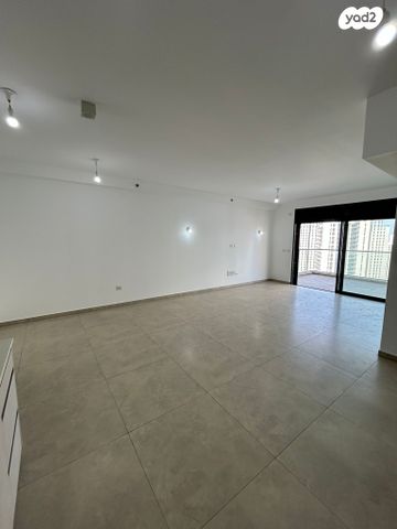 דירה, אמנון ליפקין שחק, נוף הטיילת, נתניה