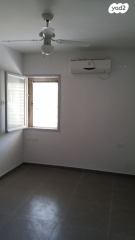 דירה, באר אורה 12, נווה רם, שיכון מזרחי, רמת גן