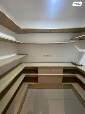 ניסים אלוני 17