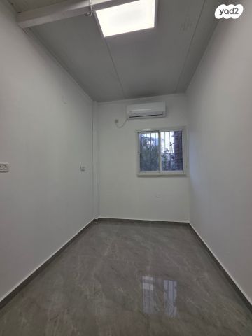 קליניקות, מיכאל, כפר ביאליק