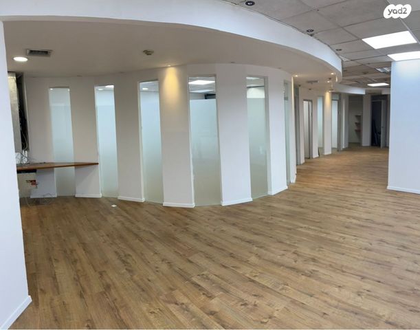 מונטיפיורי, הרכבת