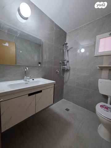 קליניקות, מיכאל, כפר ביאליק