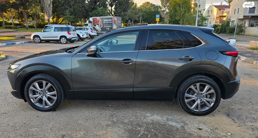מודעת רכב מאזדה CX-30 2
