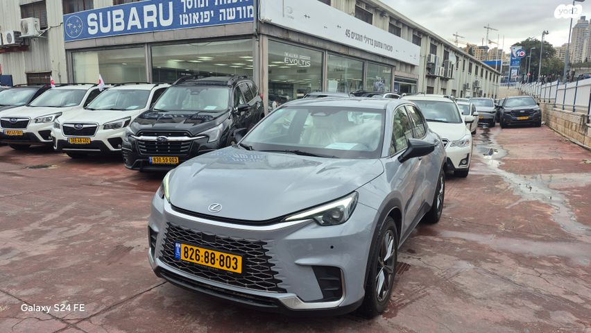 מודעת רכב לקסוס  LBX