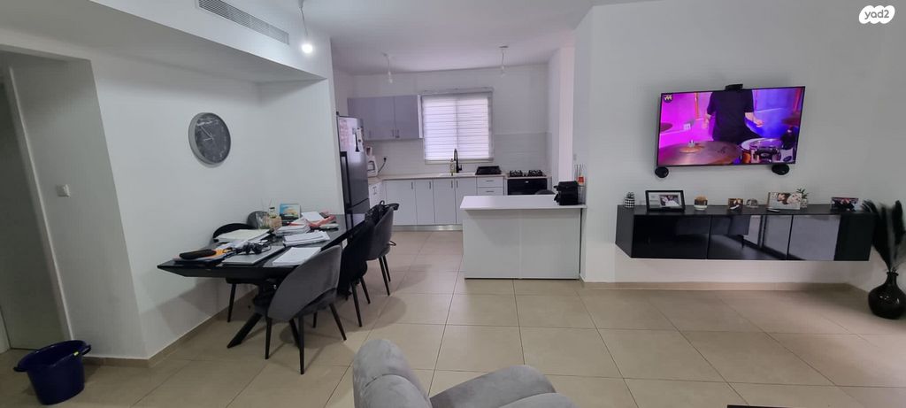 דירת גן, המשוררת 1, אירוס, ירוחם