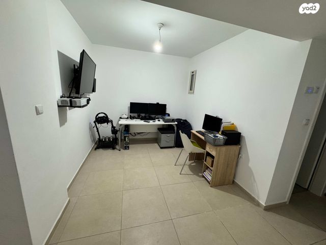 דירת גן, המשוררת 1, אירוס, ירוחם