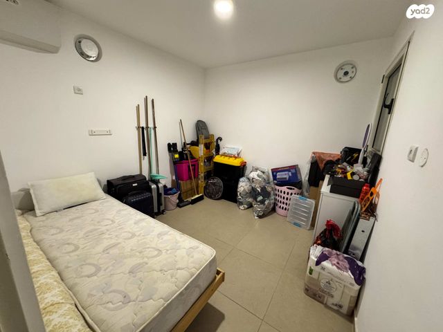 דירת גן, המשוררת 1, אירוס, ירוחם