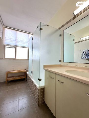 יהודה בורלא 52