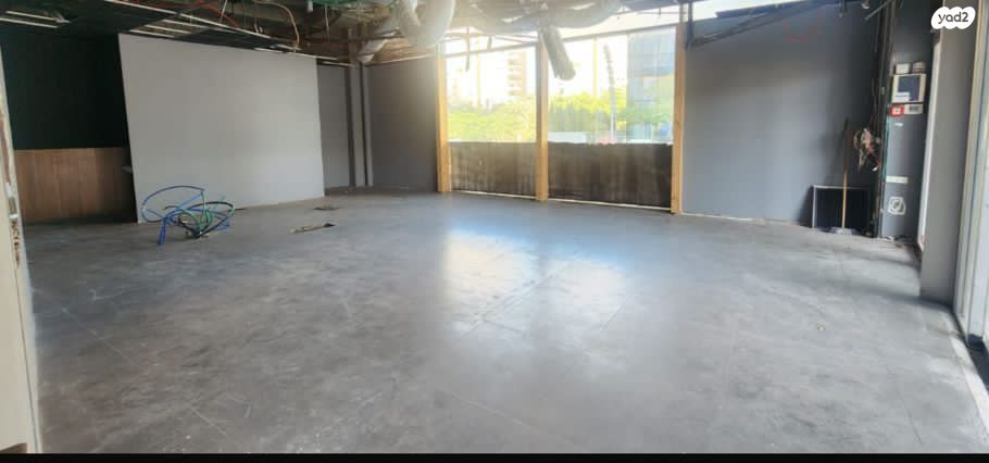 חנויות/ שטח מסחרי, דרך זאב ז'בוטינסקי 7, בורסה, רמת גן