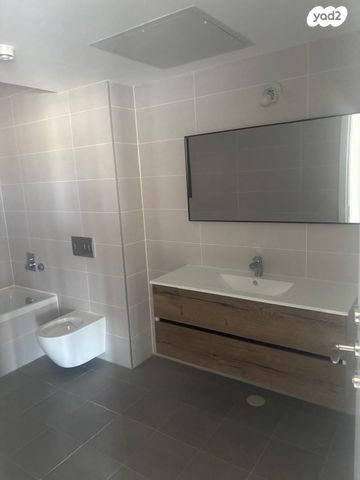 דירה, יונה וולך, הוד השרון