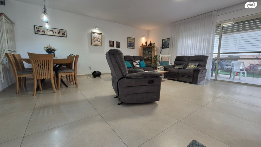 דו משפחתי, אורנית, אורנית