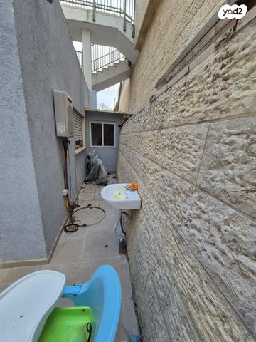 דירת גן, יוני נתניהו 1008, קרית ארבע