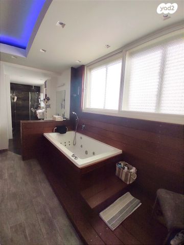 גג/ פנטהאוז, הגיבורים, מרכז העיר, חדרה