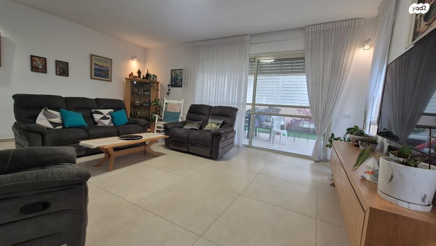 דו משפחתי, אורנית, אורנית