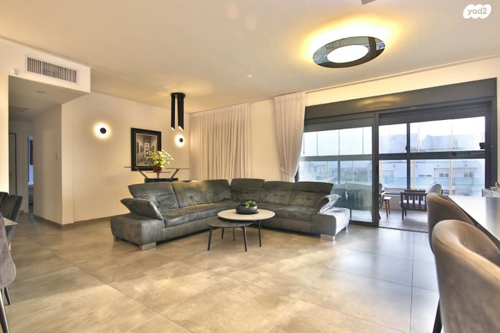 דירה, עוזי חיטמן, משכנות האומנים, קרית מוצקין