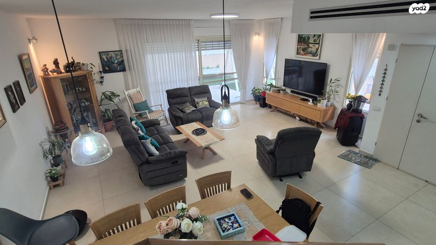 דו משפחתי, אורנית, אורנית