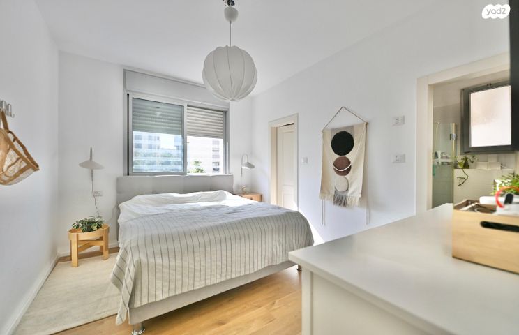 דירה, אהוד מנור 14, הזמר העברי, כפר סבא