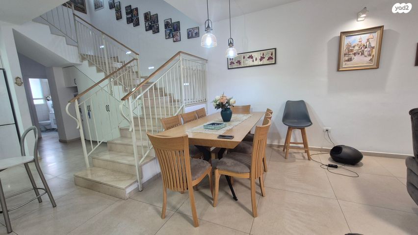 דו משפחתי, אורנית, אורנית