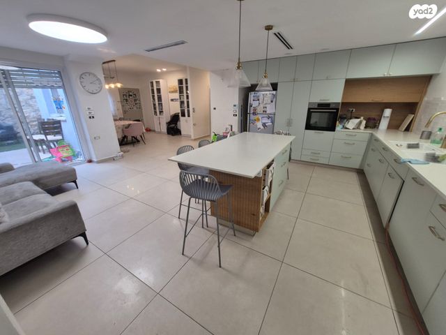 דירת גן, יוני נתניהו 1008, קרית ארבע