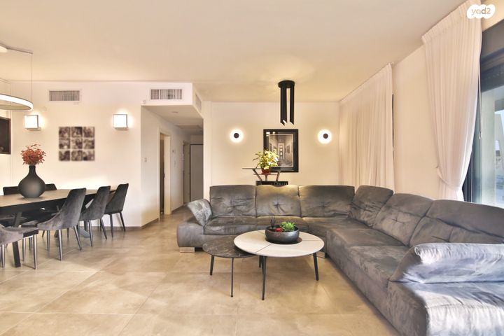 דירה, עוזי חיטמן, משכנות האומנים, קרית מוצקין