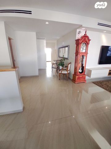 גג/ פנטהאוז, הגיבורים, מרכז העיר, חדרה