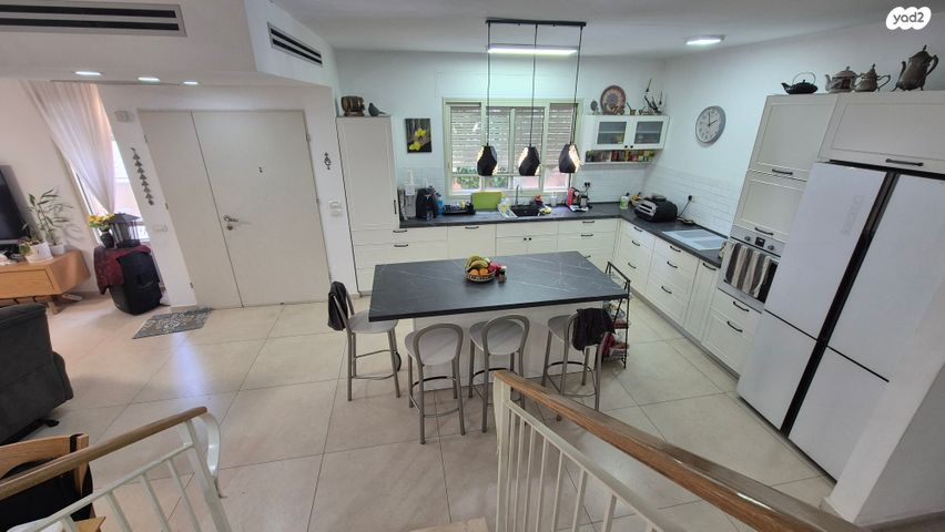 דו משפחתי, אורנית, אורנית