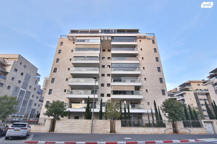 דירה, עוזי חיטמן, משכנות האומנים, קרית מוצקין